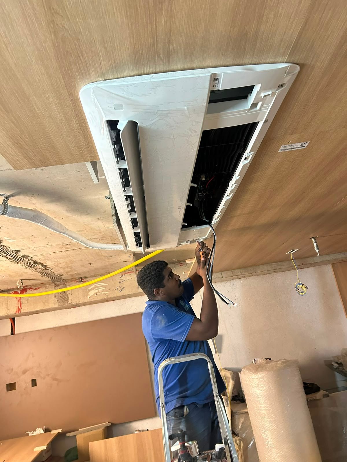 Manutenção elétrica de ar-condicionado split